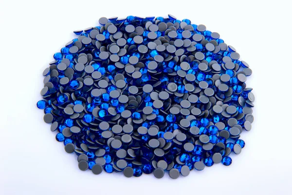 Değerli köpüklü rhinestones Capri renkler beyaz bir arka mavi