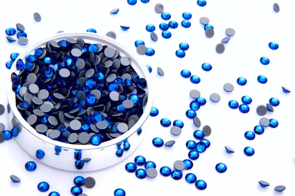 Değerli köpüklü rhinestones Capri renkler beyaz bir arka mavi