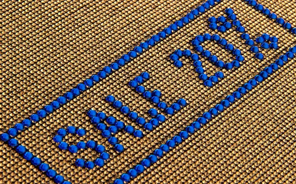 Word SALE dibuat rhinestones warna biru pada kanvas emas backgr — Stok Foto