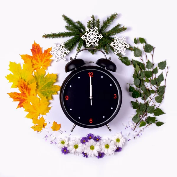 Representing the seasons of the year through the alarm clock and — Stock Photo, Image