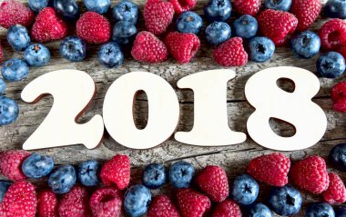 Yıl 2018 böğürtlen ve ahududu ahşap bir adam üzerinde