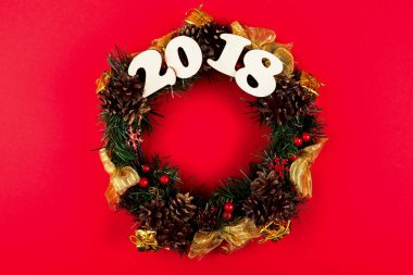 Noel çelenk, kırmızı bir arka plan üzerinde tatil kompozisyon 2018. Üstten Görünüm.