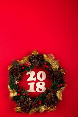 Noel çelenk, kırmızı bir arka plan üzerinde tatil kompozisyon 2018. Üstten Görünüm.