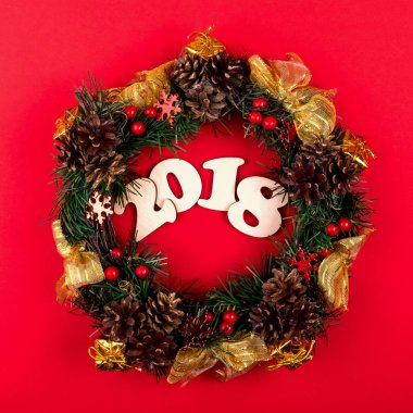 Noel çelenk, kırmızı bir arka plan üzerinde tatil kompozisyon 2018. Üstten Görünüm.