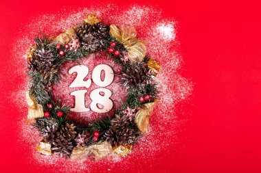 Noel çelenk, kırmızı bir arka plan üzerinde tatil kompozisyon 2018. Üstten Görünüm.