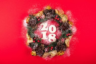 Noel çelenk, kırmızı bir arka plan üzerinde tatil kompozisyon 2018. Üstten Görünüm.