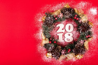 Noel çelenk, kırmızı bir arka plan üzerinde tatil kompozisyon 2018. Üstten Görünüm.