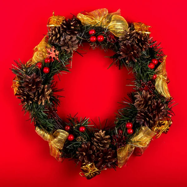Corona de Navidad, composición navideña sobre fondo rojo. Vista superior . — Foto de Stock