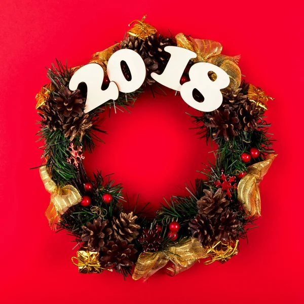 Corona de Navidad, Composición navideña 2018 sobre fondo rojo. Vista superior . — Foto de Stock
