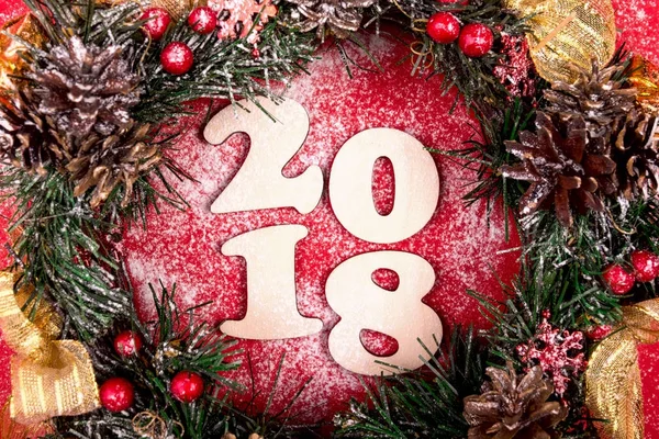 Corona de Navidad, Composición navideña 2018 sobre fondo rojo. Vista superior . — Foto de Stock