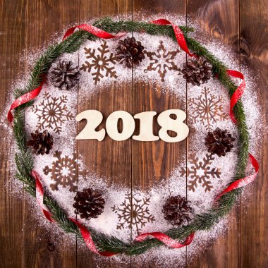 Noel çelenk, tatil kompozisyonu 2018 ahşap bir adam