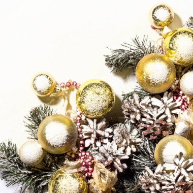 Yılbaşı yeni yıl kompozisyon topları köknar ile beyaz Backgr konisi