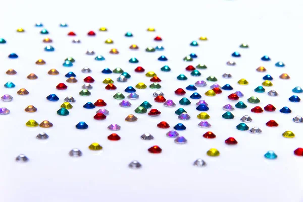 Preciosos diamantes de imitación brillantes azul verde rojo y amarillo colores — Foto de Stock