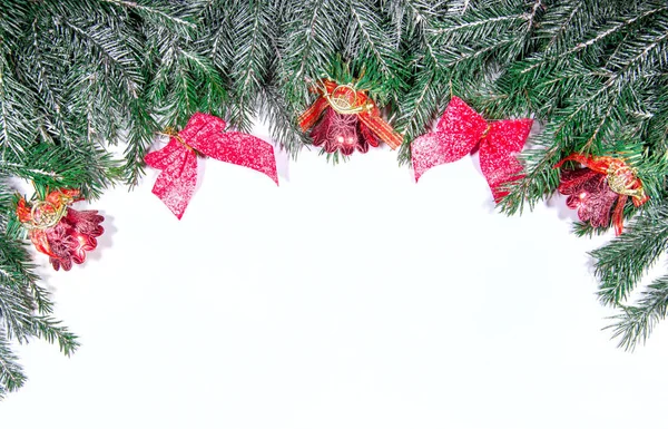 Grubunu Noel ağacı oyuncak yay çan beyaz arka plan.