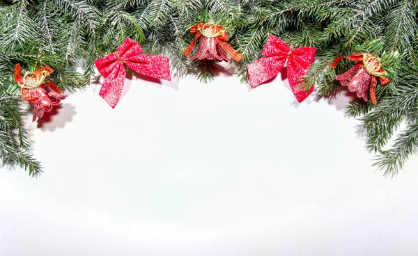 Grubunu Noel ağacı oyuncak yay çan beyaz arka plan.