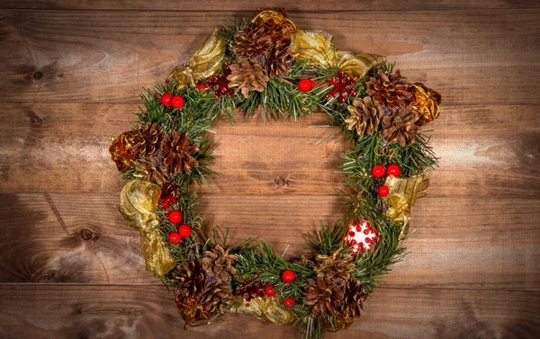 Corona de Navidad árbol de abeto navideño bayas regalo decoración mágica C — Foto de Stock
