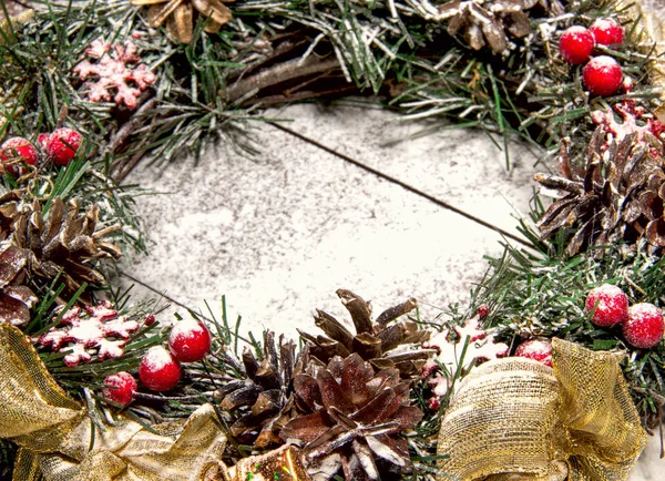 Snowbound Navidad corona vacaciones abeto árbol juguete bayas regalo Mag — Foto de Stock
