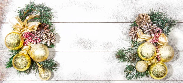 Regalo de bolas de juguete de árbol de abeto de conos de vacaciones de corona de Navidad con nieve — Foto de Stock