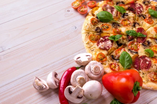 Pizza con Salami Verduras y Especias sobre fondo de madera blanca con espacio para copiar . — Foto de Stock