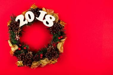 Noel çelenk, kırmızı bir arka plan üzerinde tatil kompozisyon 2018. Üstten Görünüm.