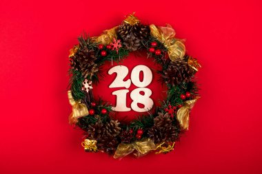 Noel çelenk, kırmızı bir arka plan üzerinde tatil kompozisyon 2018. Üstten Görünüm.