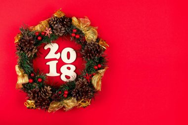 Noel çelenk, kırmızı bir arka plan üzerinde tatil kompozisyon 2018. Üstten Görünüm.