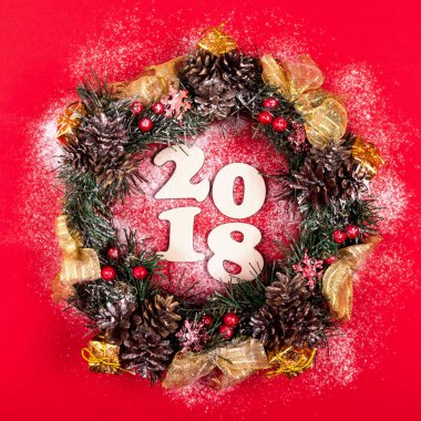 Noel çelenk, kırmızı bir arka plan üzerinde tatil kompozisyon 2018. Üstten Görünüm.