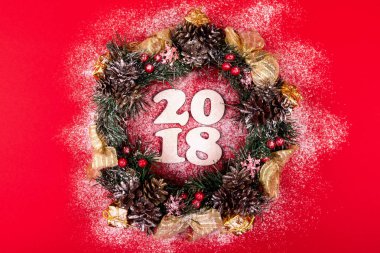 Noel çelenk, kırmızı bir arka plan üzerinde tatil kompozisyon 2018. Üstten Görünüm.