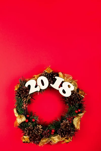 Noel çelenk, kırmızı bir arka plan üzerinde tatil kompozisyon 2018. Üstten Görünüm.
