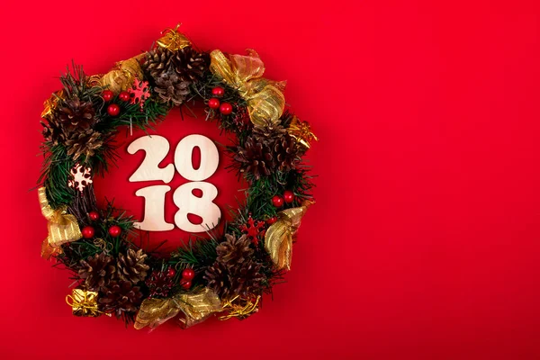 Noel çelenk, kırmızı bir arka plan üzerinde tatil kompozisyon 2018. Üstten Görünüm.