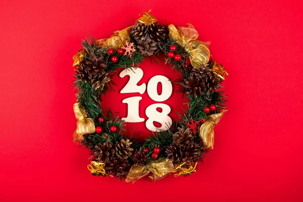 Noel çelenk, kırmızı bir arka plan üzerinde tatil kompozisyon 2018. Üstten Görünüm.