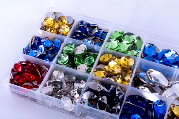Bright rhinestones form ofdrop ve daire kutusunda beyaz arka plan üzerinde renkli