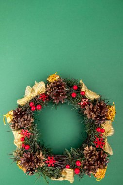 Noel çelenk, tatil kompozisyon yeşil bir arka plan üzerinde. Üstten Görünüm.