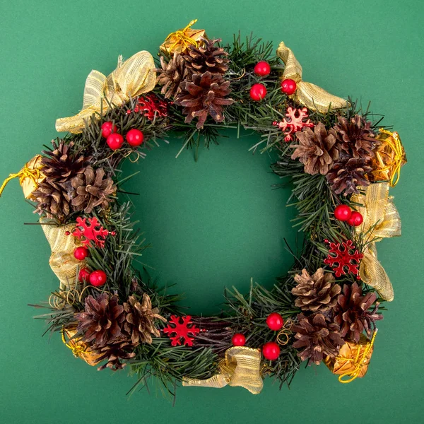 Corona de Navidad, Composición de vacaciones sobre un fondo verde. Vista superior . — Foto de Stock