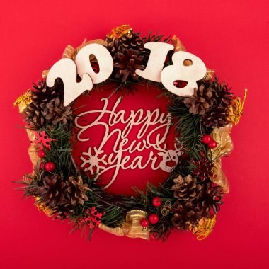 Noel çelenk, tatil kompozisyon kırmızı bir arka plan üzerinde. Üstten Görünüm.