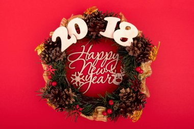 Noel çelenk, tatil kompozisyon kırmızı bir arka plan üzerinde. Üstten Görünüm.