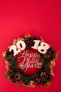Noel çelenk, tatil kompozisyon kırmızı bir arka plan üzerinde. Üstten Görünüm.