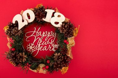 Noel çelenk, tatil kompozisyon kırmızı bir arka plan üzerinde. Üstten Görünüm.