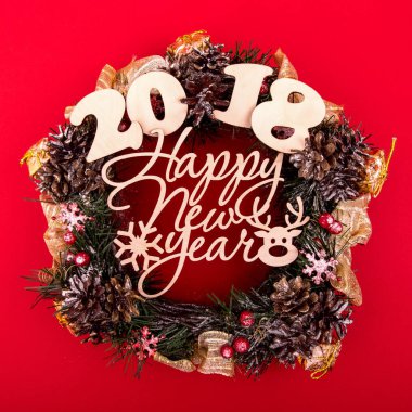 Noel çelenk, tatil kompozisyon kırmızı bir arka plan üzerinde. Üstten Görünüm.