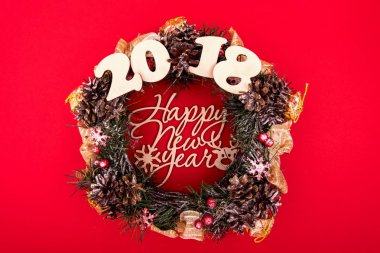 Noel çelenk, tatil kompozisyon kırmızı bir arka plan üzerinde. Üstten Görünüm.