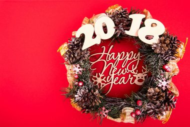 Noel çelenk, tatil kompozisyon kırmızı bir arka plan üzerinde. Üstten Görünüm.