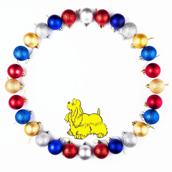 Año Nuevo, corona de Navidad de bolas de colores con perro amarillo. Vista superior . — Foto de Stock