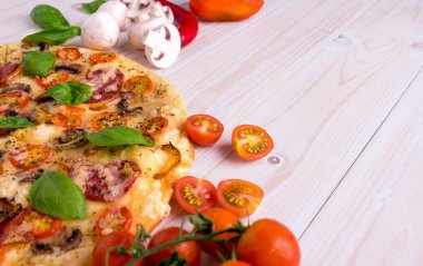 Salam sebze ve baharatlar ile pizzaya beyaz bir ahşap arka plan kopya alanı ile.