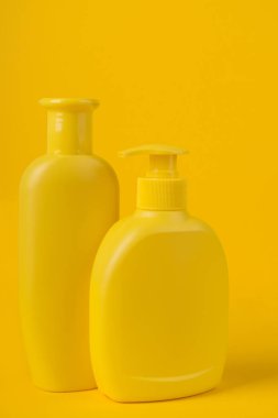 Sarı arka plan üzerinde izole grup Kozmetik Şişeler.
