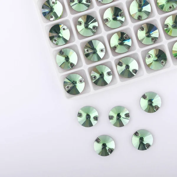 Edelsteine grüne Farbe in der Palette auf weißem Hintergrund. — Stockfoto