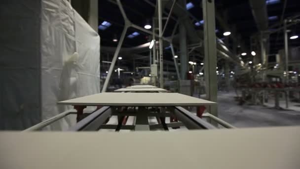 Produksi ubin keramik, konveyor, pabrik dengan siklus penuh produksi.Full HD — Stok Video