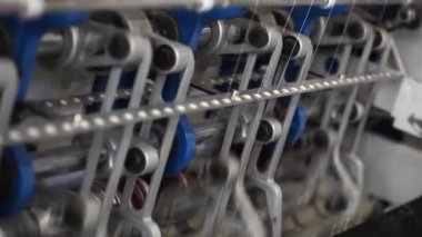 Dokuma makinesi, fabrika üretimi için minder. Şilteler, fabrika giyim iç üretim konveyör imalatı