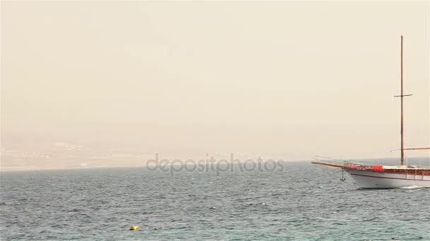 Yate en el mar, un yate blanco navega por la orilla — Vídeos de Stock