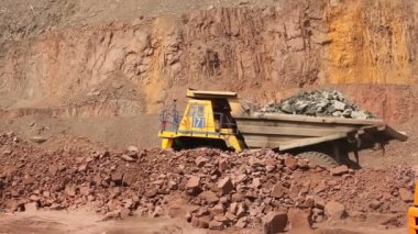 Bir damper yolda rides bir taş ocağı, sarı maden damperli kamyon, bir panorama
