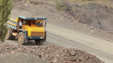 Bir damper yolda rides bir taş ocağı, sarı maden damperli kamyon, bir panorama